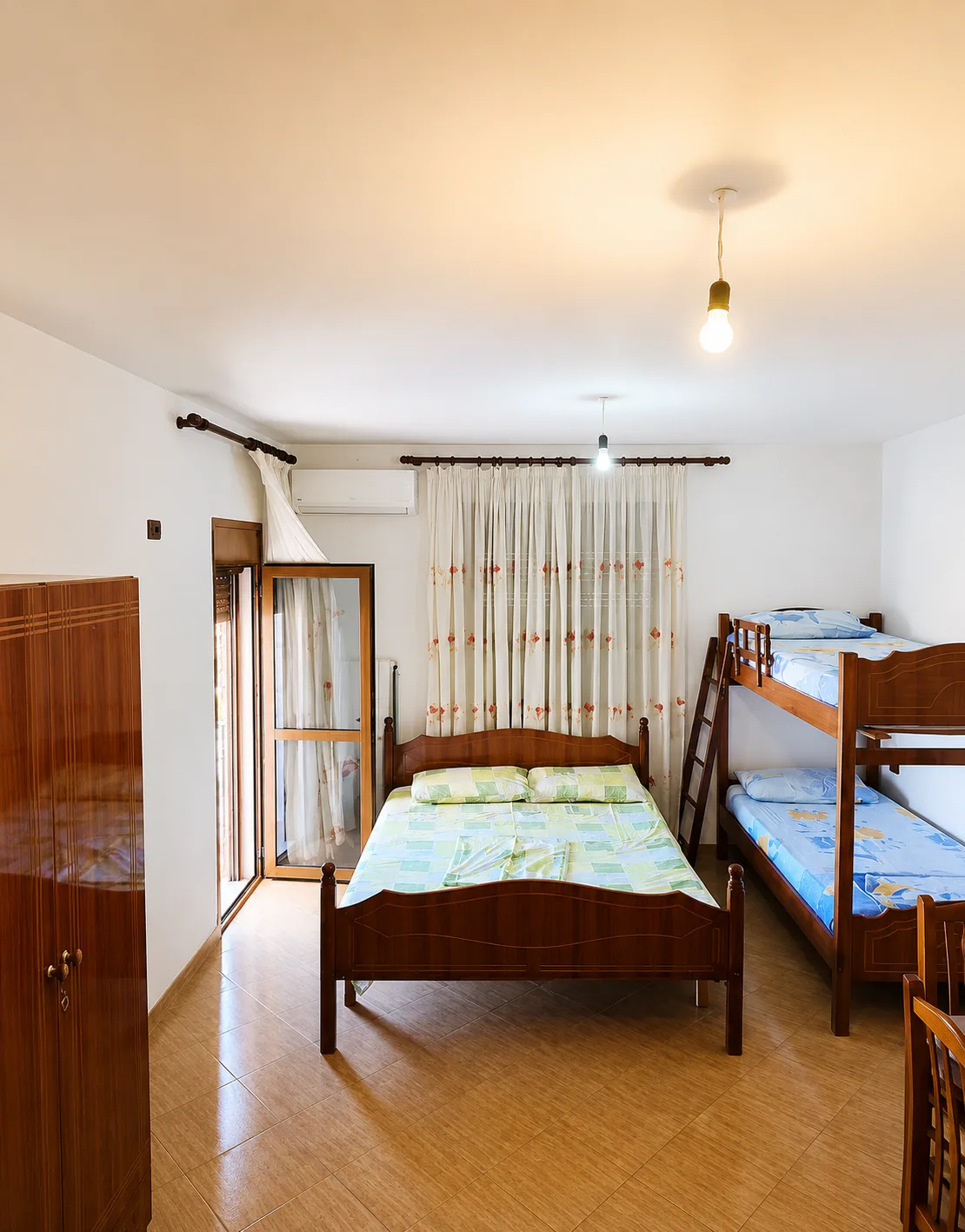 Family studio with double bed, bunk bed and air conditioning